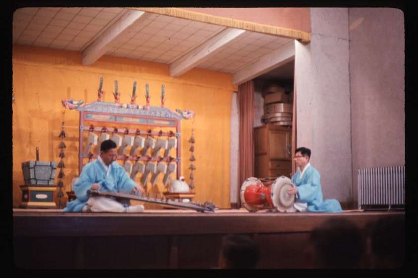 1966년으로 추정되는 연도의 미상의 일시에 미상의 장소에서 촬영한 '김병호'의 이미지 자료이다.