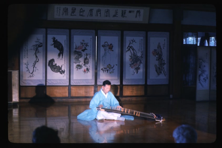 1966년으로 추정되는 연도의 미상의 일시에 미상의 장소에서 촬영한 '김병호'의 이미지 자료이다.